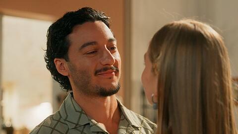 "Rote Rosen": Durch eine anonyme Spende scheint Elyas' (l.) und Bellas Auswanderungs-Plan gerettet.