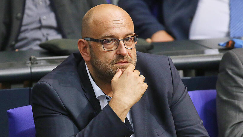 Auch der AfD-Landesvorstand Stephan Protschka schaltet sich in die Debatte ein.