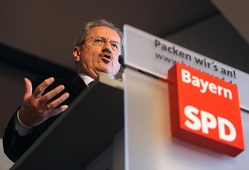 Der SPD-Spitzenkandidat für die bayerische Landtagswahl 2013, Münchens Oberbürgermeister Christian Ude am Samstag auf dem Landesparteitag der bayerischen SPD in Treuchtlingen