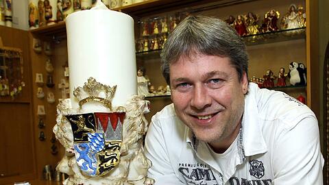 Franz Fürst an der Verkaufstheke &ndash; sein Laden ist das einzige Kerzenfachgeschäft in München mit Wachsziehermeister.