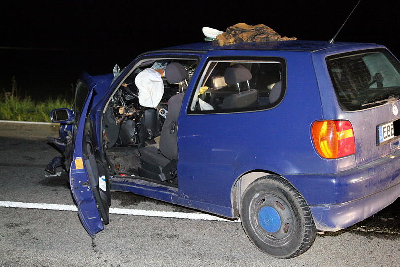 Bei Warngau ist ein Autofahrer bei einem heftigen Frontalcrash ums Leben gekommen. Der Mann wollte überholen und rauschte dabei mit einem anderen Wagen auf der Gegenfahrbahn zusammen.