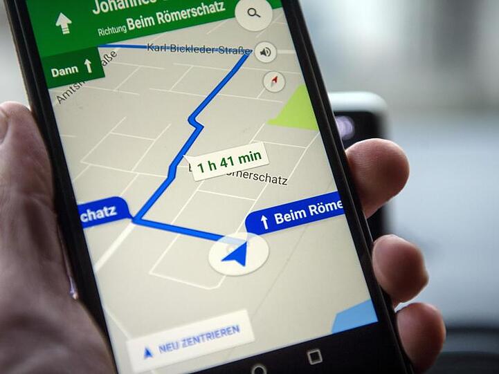 Google Maps zeigt eine Route auf dem Schirm eines Smartphones.