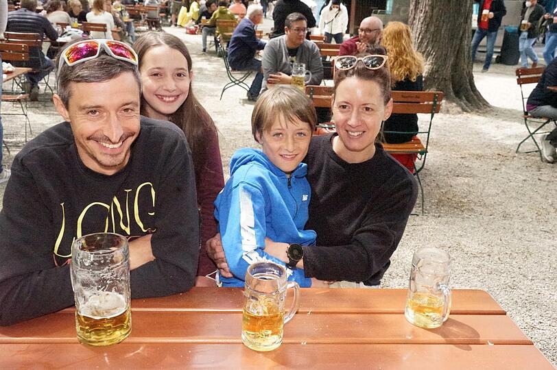 Endlich wieder eine Maß trinken: Frank Wiesemann mit Tochter Mathilda (11) Sohn Rufus (9) und Daniela Hildemann (40) am Sonntag im Hirschgarten.