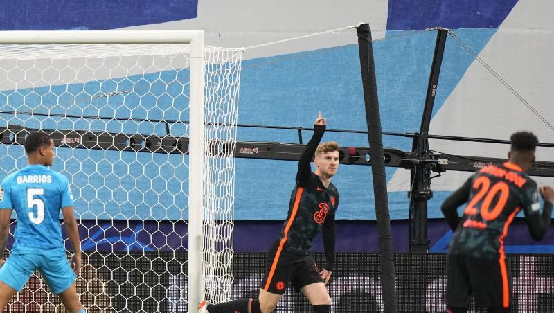 Chelseas Torschütze Timo Werner (M) jubelt nach dem Führungstreffer seiner Mannschaft.