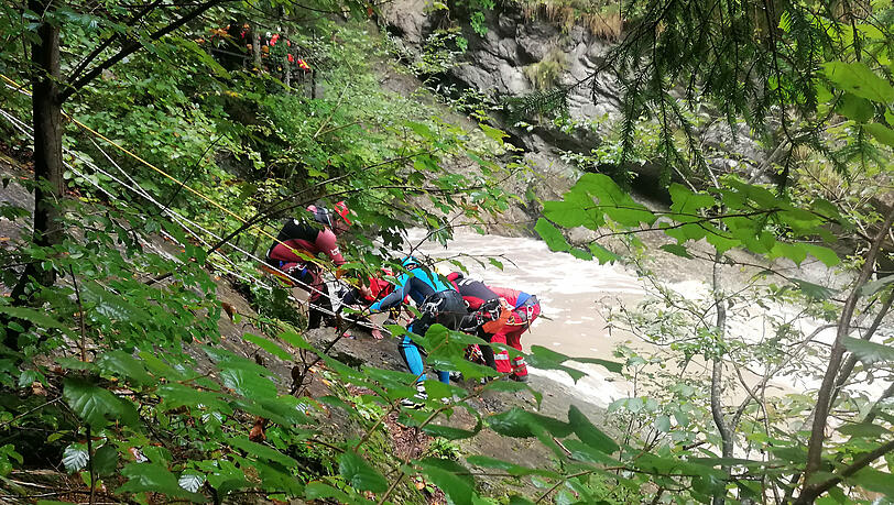 Starzlachklamm bei Sonthofen: Retter arbeiten an einem Steilhang am Flussufer.