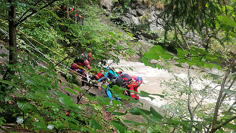 Starzlachklamm bei Sonthofen: Retter arbeiten an einem Steilhang am Flussufer.