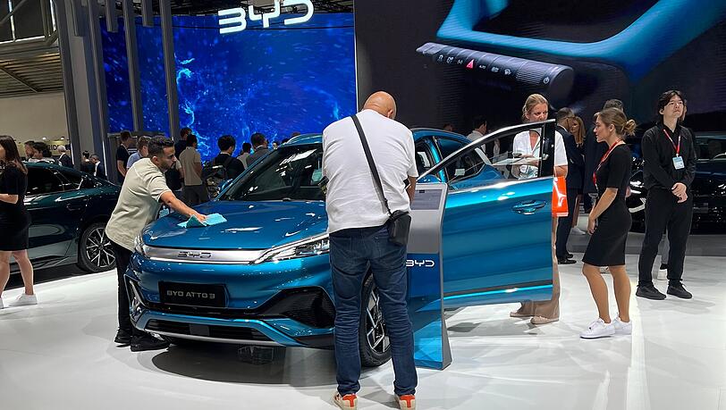 Die Mitarbeiter von "BYD" sorgen dafür, dass die chinesischen E-Autos durchgehend auf Hochglanz poliert sind.