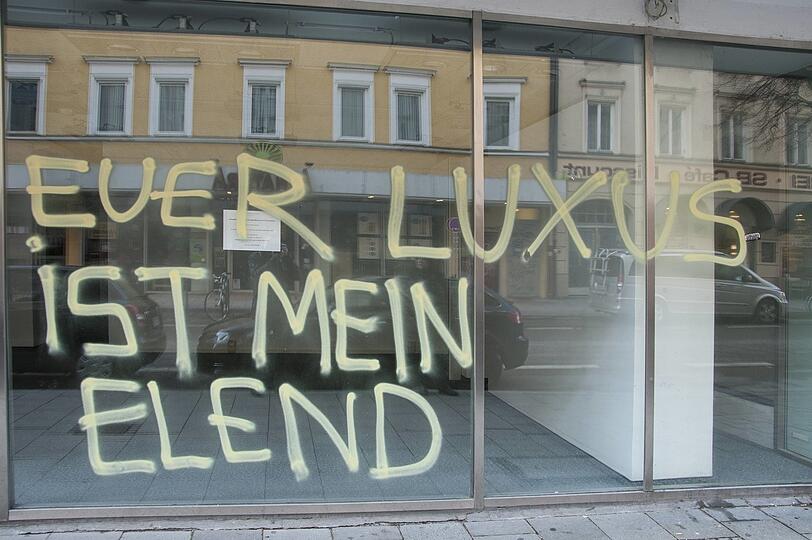 Auch heute noch aktuell: Grafitti gegen die Mietpreise an einem leerstehenden Geschäft in der Weißenburger Straße, 2018.