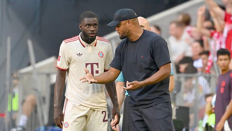 Bayern-Trainer Vincent Kompany (r.) mit Innenverteidiger Dayot Upamecano.