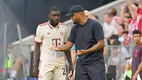 Bayern-Trainer Vincent Kompany (r.) mit Innenverteidiger Dayot Upamecano.
