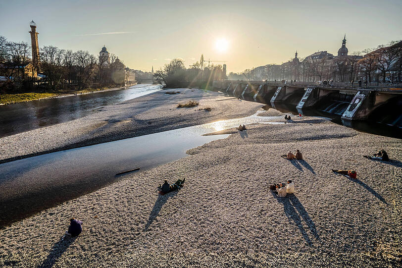 Blick vom Kabelsteg aus über die Isar nach Süden: Links das Müller’sche Volksbad, rechts der Wehrsteg. Blick vom Kabelsteg aus über die Isar nach Süden: Links das Müller’sche Volksbad, rechts der Wehrsteg.