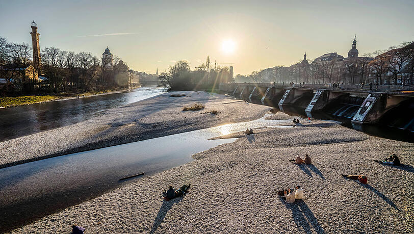 Blick vom Kabelsteg aus über die Isar nach Süden: Links das Müller’sche Volksbad, rechts der Wehrsteg. Blick vom Kabelsteg aus über die Isar nach Süden: Links das Müller’sche Volksbad, rechts der Wehrsteg.