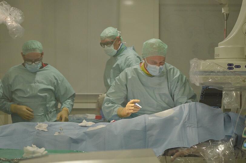 Jede Sekunde z&auml;hlt: Die &Auml;rztinnen und &Auml;rzte der Murnauer Unfallklinik bei einer Operation.