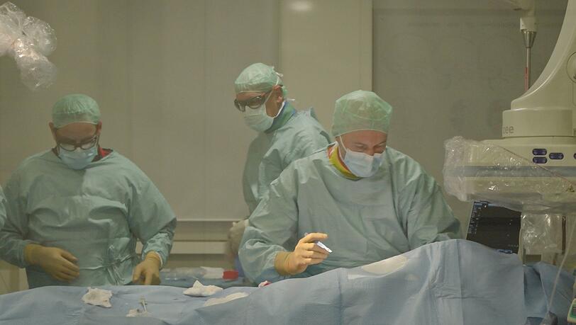 Jede Sekunde z&auml;hlt: Die &Auml;rztinnen und &Auml;rzte der Murnauer Unfallklinik bei einer Operation.