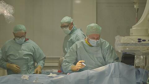 Jede Sekunde z&auml;hlt: Die &Auml;rztinnen und &Auml;rzte der Murnauer Unfallklinik bei einer Operation.