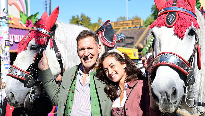 Ralf Moeller und seine Freundin Laura Engelmann machten 2026 zusammen die Wiesn unsicher. Ralf Moeller und seine Freundin Laura Engelmann machten 2026 zusammen die Wiesn unsicher.