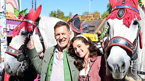 Ralf Moeller und seine Freundin Laura Engelmann machten 2026 zusammen die Wiesn unsicher.