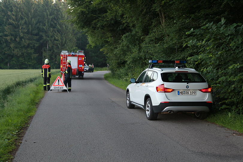 Bei einem schweren Verkehrsunfall sind am Sonntag vier Männer schwer verletzt worden. Die Unfallursache ist noch ungeklärt. Der Fahrer des BMW war von der Straße abgekommen und in eine Baumgruppe gerast - die Bilder des Unfalls.