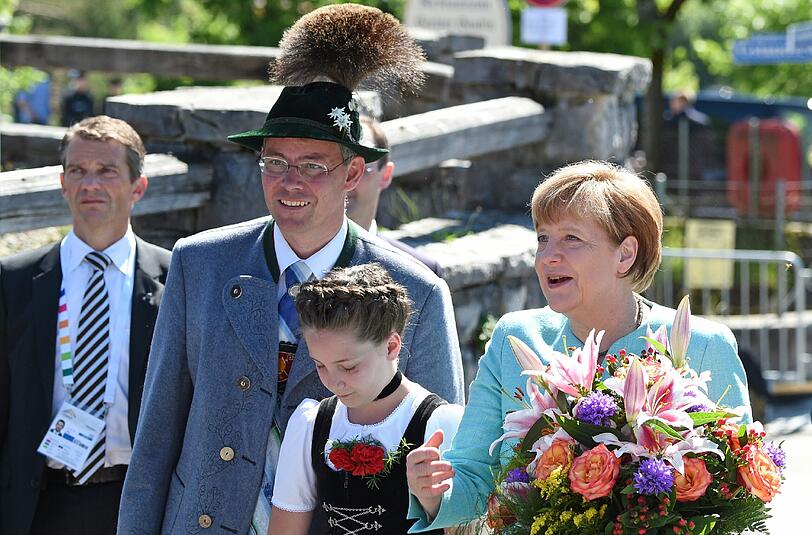 Bundeskanzlerin Angela Merkel wird am 07.06.2015 in Krün begrüßt.