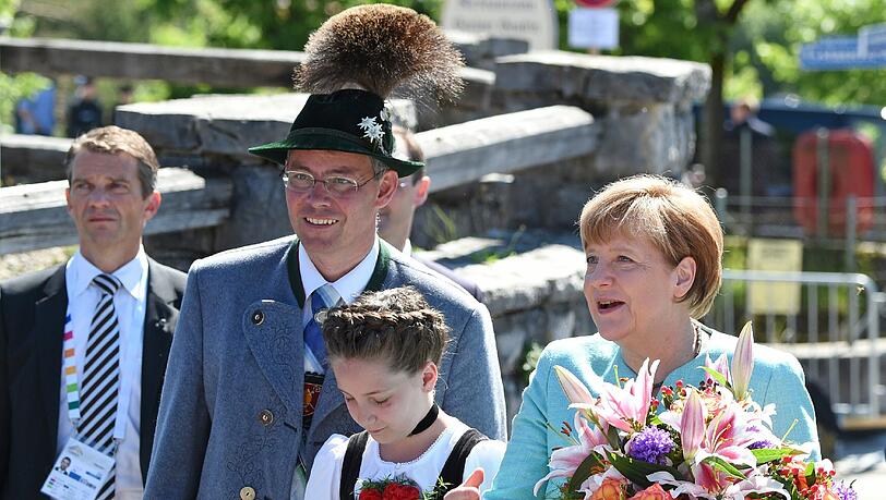 Bundeskanzlerin Angela Merkel wird am 07.06.2015 in Krün begrüßt. Bundeskanzlerin Angela Merkel wird am 07.06.2015 in Krün begrüßt.