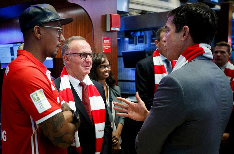 Der FC Bayern erobert die New Yorker Börse: Karl-Heinz Rummenigge und Jérôme Boateng beim Besuch der New York Stock Exchange.