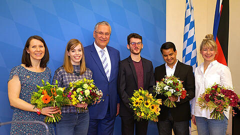 Der Innenminister mit fünf neuen Deutschen (v.l.): Margaret Bernadette Schimming, Elena Strljic, Joachim Herrmann (CSU), Benjamin David Brown, Mohamed Salem El Haillaji und Irena Lekavski. Die Eingebürgerten erhalten gestern eine Ehrung für besonders gute Integration.