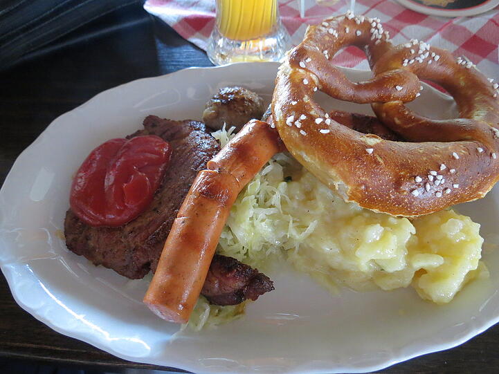 Ein leckerer Grillteller. Da bekommt man schon beim Hinschauen Appetit.