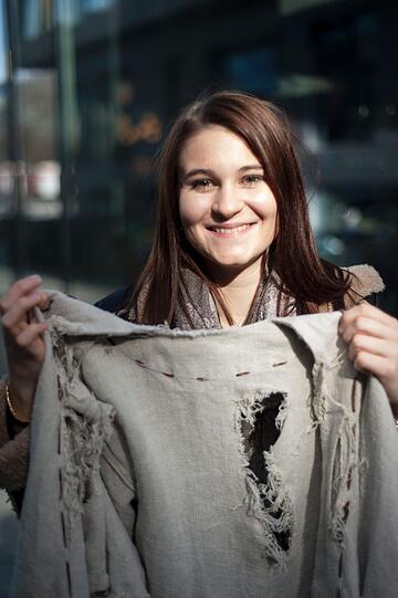 Klara (18) hat sich eine Kartoffelsackweste (Fetzen, wie sie es nannte) für 22 € gekauft. Da sie auf einen Mittelalterfasching geht, möchte sie es als Kostüm verwenden.
