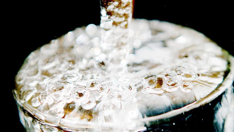 Ein Glas läuft voll Trinkwasser. Foto: Oliver Berg/Archivbild Ein Glas läuft voll Trinkwasser. Foto: Oliver Berg/Archivbild