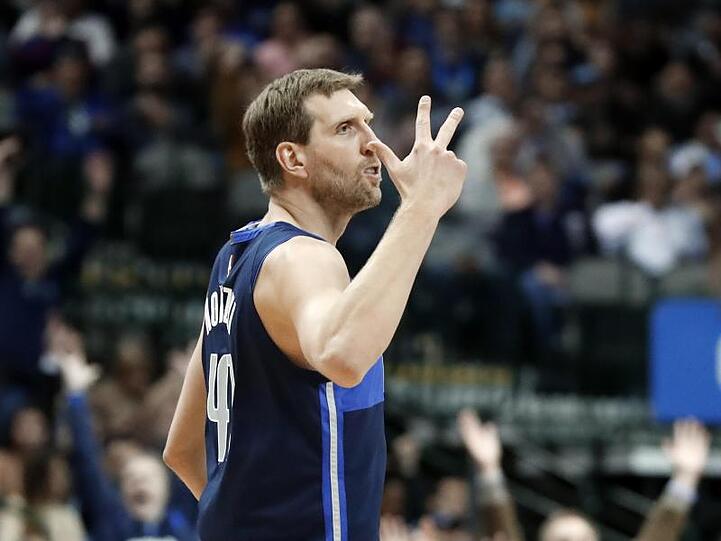 Dirk Nowitzki feiert einen Drei-Punkte-Treffer für die Dallas Mavericks.