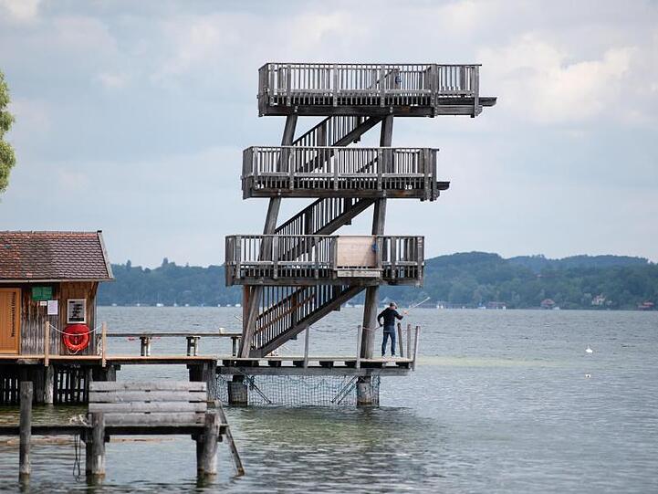 Ein Mann arbeitet im Strandbad Utting am Ammersee an einem Sprungturm. Foto: Sven Hoppe/dpa
