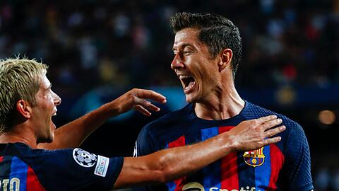 Robert Lewandowski (r) vom FC Barcelona jubelt nach dem zweiten Tor seiner Mannschaft.