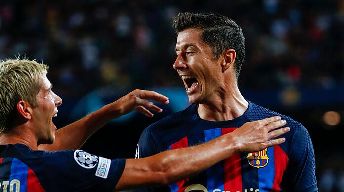 Robert Lewandowski (r) vom&nbsp;FC Barcelona jubelt nach dem zweiten Tor seiner Mannschaft.
