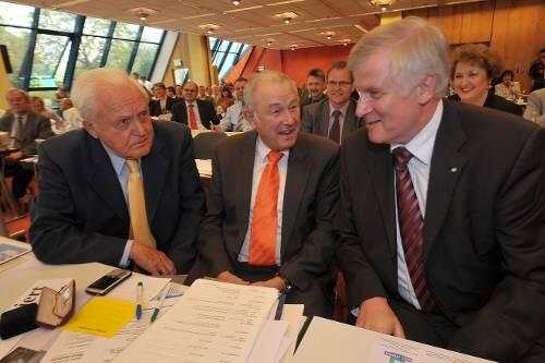 Die Nürnberger Ehren-Vorsitzenden Oscar Schneider und Günther Beckstein mit Seehofer.