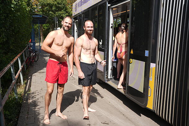Luis (links) und André sind noch Neulinge im Eisbach, wissen aber sehr wohl von der dort fahrenden Tram. Luis (links) und André sind noch Neulinge im Eisbach, wissen aber sehr wohl von der dort fahrenden Tram.