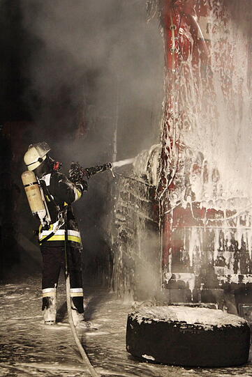 Auf der A94 steht ein Lkw in Flammen: Die Bilder vom Feuerwehreinsatz.