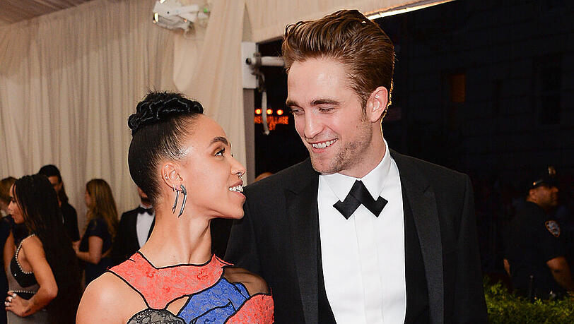 Werfen sich verliebte Blicke auf der Met Gala in New York zu: Robert Pattinson und FKA Twigs Werfen sich verliebte Blicke auf der Met Gala in New York zu: Robert Pattinson und FKA Twigs