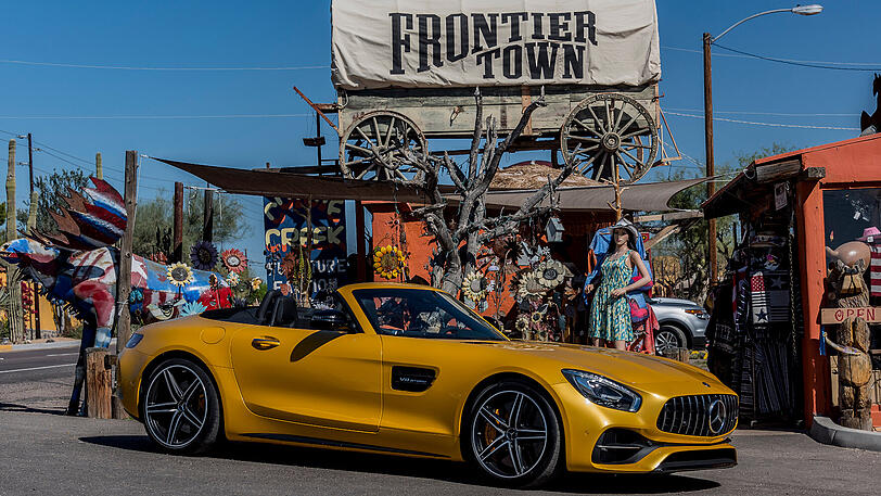 Dicke Backen an den Radhäusern, Kiemen vor den Türen, ansteigende seitliche Sicken und große Felgen: Der GT C Roadster wirkt schon im Stand stets zum Sprung bereit.