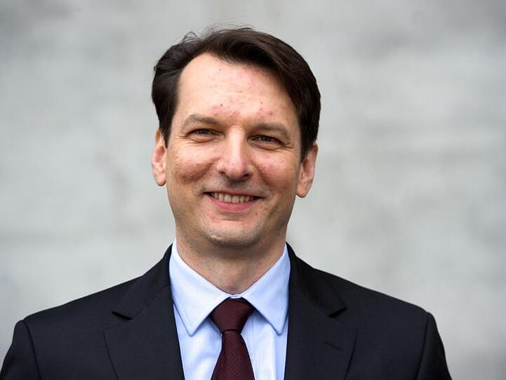 Milan Nedeljkovic lächelt in die Kamera. Foto: Peter Endig/Archiv