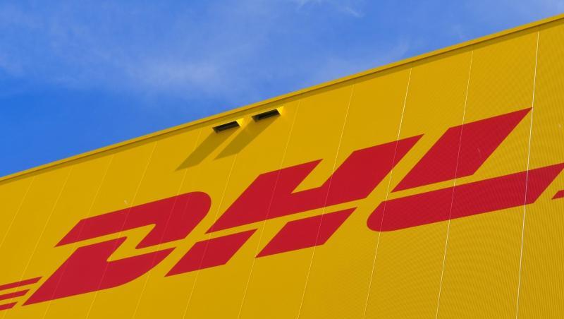 Das Logo des Paketdienstes DHL auf der Fassade eines Paketzentrums. Foto: Patrick Pleul/dpa-Zentralbild/ZB/Symbolbild Das Logo des Paketdienstes DHL auf der Fassade eines Paketzentrums. Foto: Patrick Pleul/dpa-Zentralbild/ZB/Symbolbild