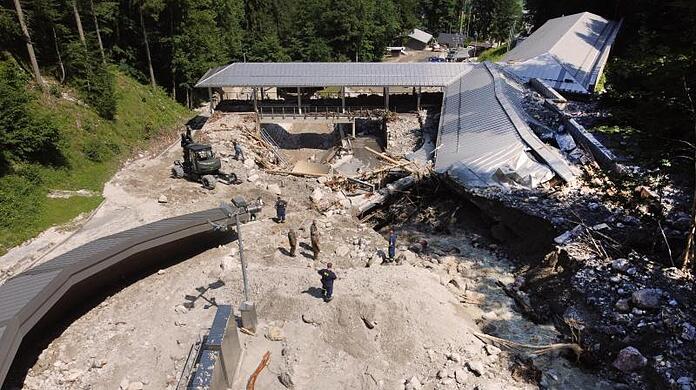 Nach starkem Regen hat Schutt und Geröll die Bob- und Rodelbahn am Königssee völlig zerstört.
