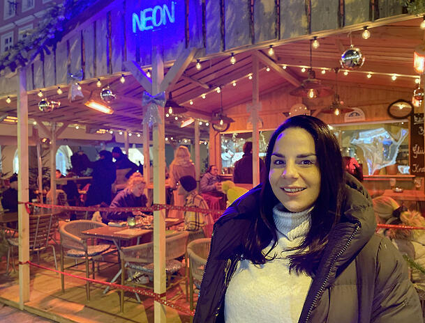 Vicky Solaki hat in ihrem Café "Neon" diesen Winter auf elektrische Heizstrahler umgestellt. Vicky Solaki hat in ihrem Café "Neon" diesen Winter auf elektrische Heizstrahler umgestellt.