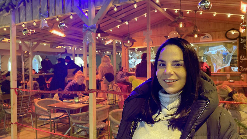 Vicky Solaki hat in ihrem Café "Neon" diesen Winter auf elektrische Heizstrahler umgestellt. Vicky Solaki hat in ihrem Café "Neon" diesen Winter auf elektrische Heizstrahler umgestellt.