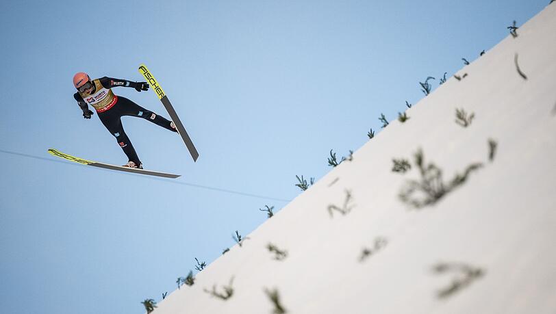 Karl Geiger ist bei der Skiflug-WM mittlerweile weit abgeschlagen.