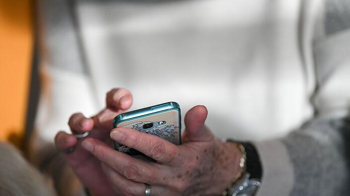 Beim Cell Broadcasting erhalten Handynutzer eine Mitteilung, die aussieht wie eine SMS.