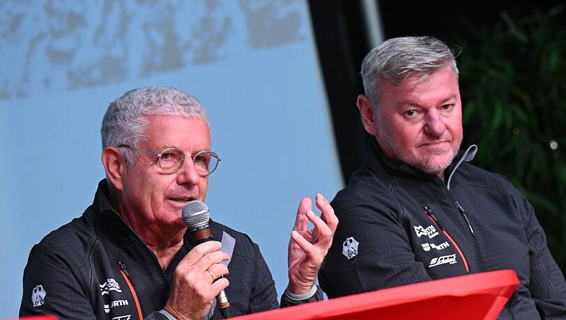 Snowboard Germanys Präsident Michael Hölz (l) und Sportdirektor Andreas Scheid bei einer Pressekonferenz.