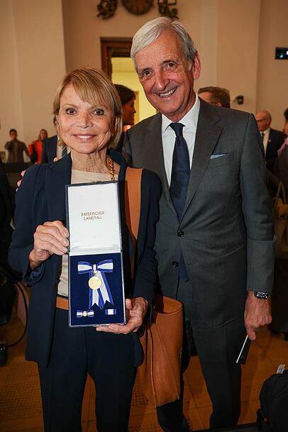 Uschi Glas mit Mann Dieter Hermann und dem Verfassungsorden.