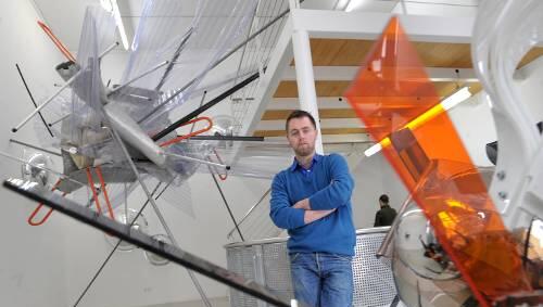 Eingefrorene Teilchen-Beschleunigung: Sebastian Kuhn in der Kreis-Galerie – mit seinem Kolossal-Objekt „Torque“ im Hintergrund. Eingefrorene Teilchen-Beschleunigung: Sebastian Kuhn in der Kreis-Galerie – mit seinem Kolossal-Objekt „Torque“ im Hintergrund.