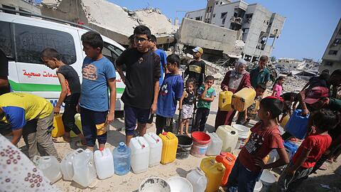 Im Gazastreifen fehlt es den Menschen an allem - selbst um Wasser müssen sie sich anstellen.