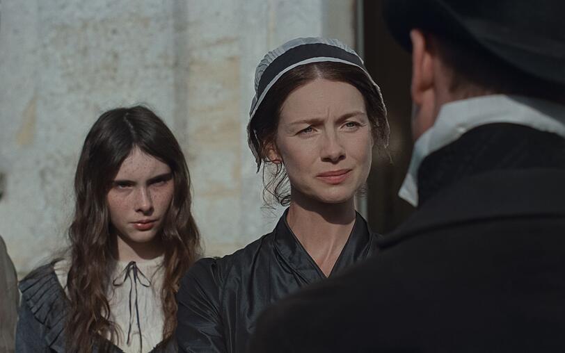 Nach dem Tod ihres Mannes sind Mrs. Dashwood (Caitríona Balfe, zweite von rechts) und ihre drei Töchter (hier: Bodhi Rae Breathnach als Margaret) plötzlich mittellos. Nach dem Tod ihres Mannes sind Mrs. Dashwood (Caitríona Balfe, zweite von rechts) und ihre drei Töchter (hier: Bodhi Rae Breathnach als Margaret) plötzlich mittellos.